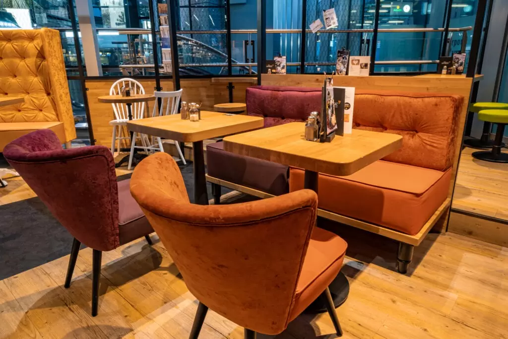 Bäckerei Huck Frankfurt Flughafen - Farbenfrohe Stühle