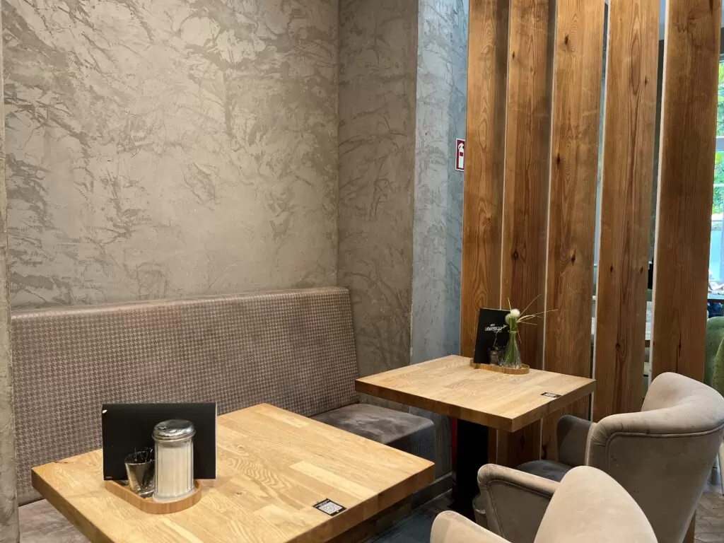 Huck Bad Homburg Sitzbereich und Wandgetaltung