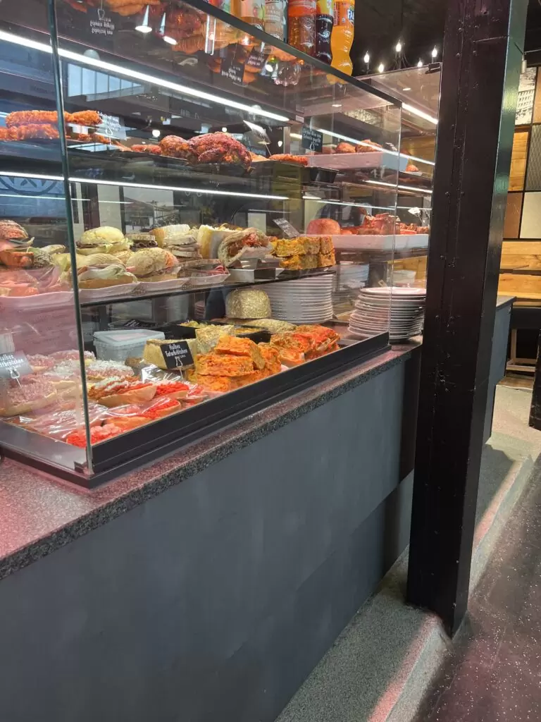 Fleischerei Hoos Kühltheke