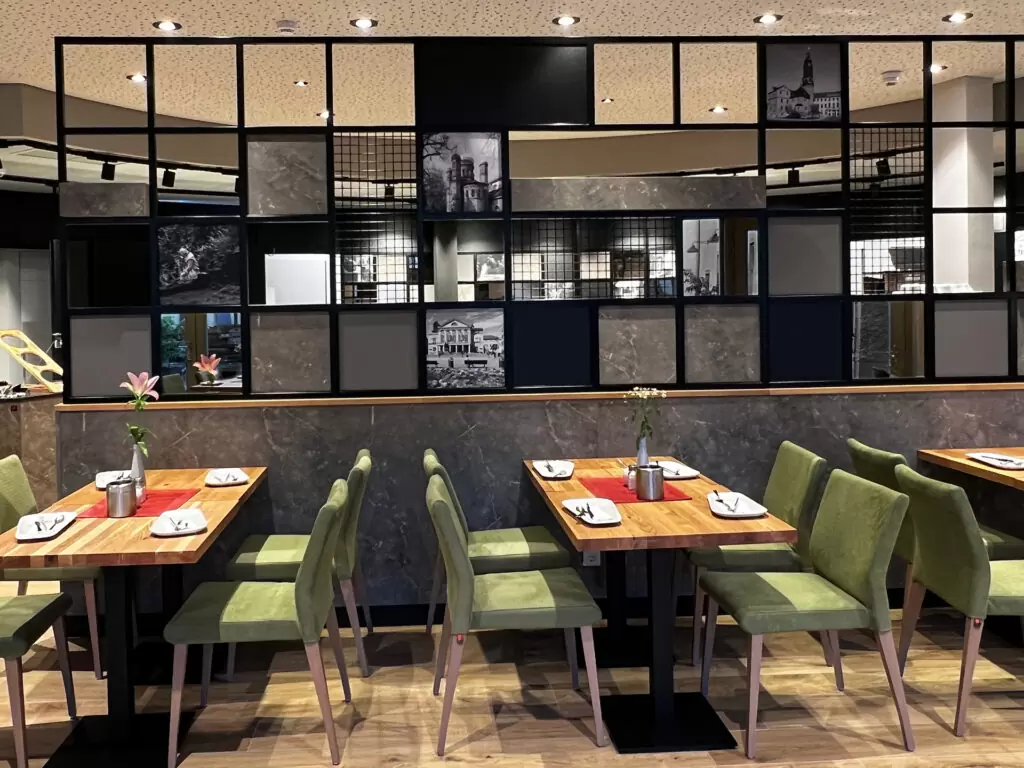 Erbenhof Weimar Trennwand mit Metallelementen