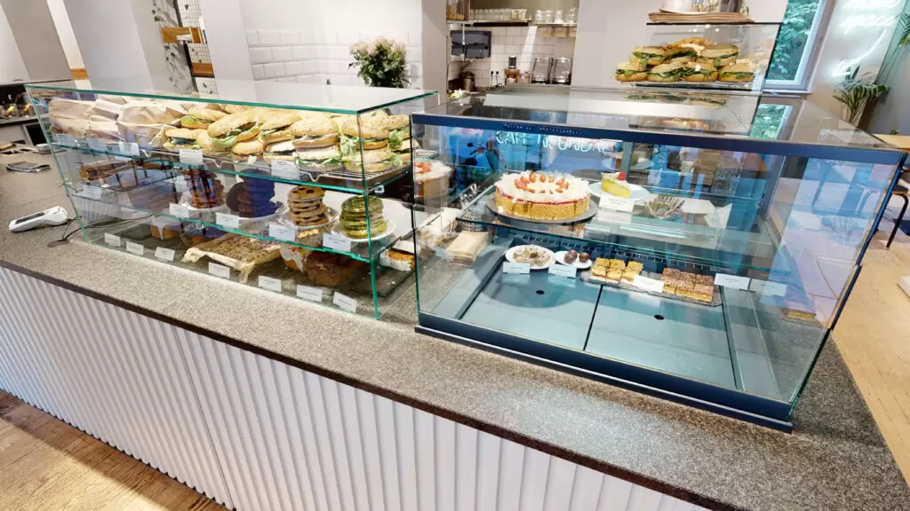 Cafe 93 Berlin - Sitzbereich Warenauslage