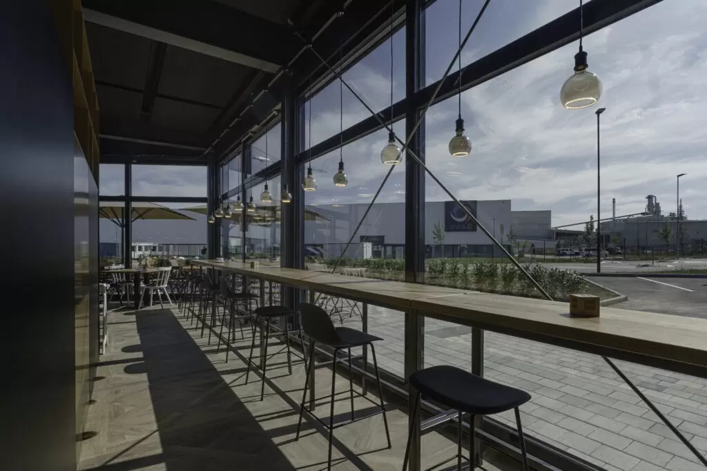 Bäckereieinrichtung Sitzbereich Fensterfront