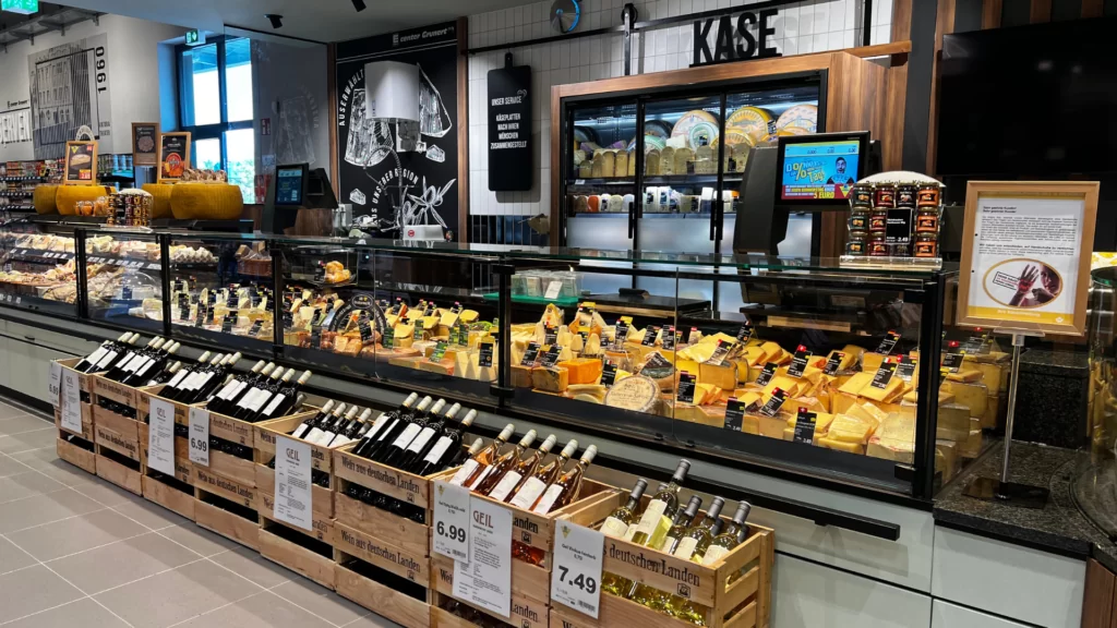 Käsetheke im Lebensmitteleinzelhandel