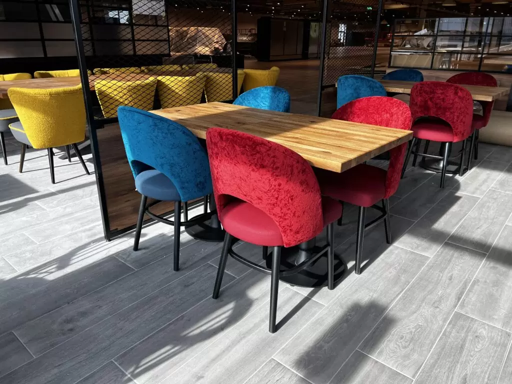 Ladeneinrichtung mit Sitzbereich