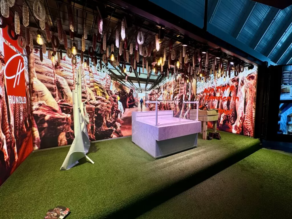 Weiße Mamortheke als Highlight